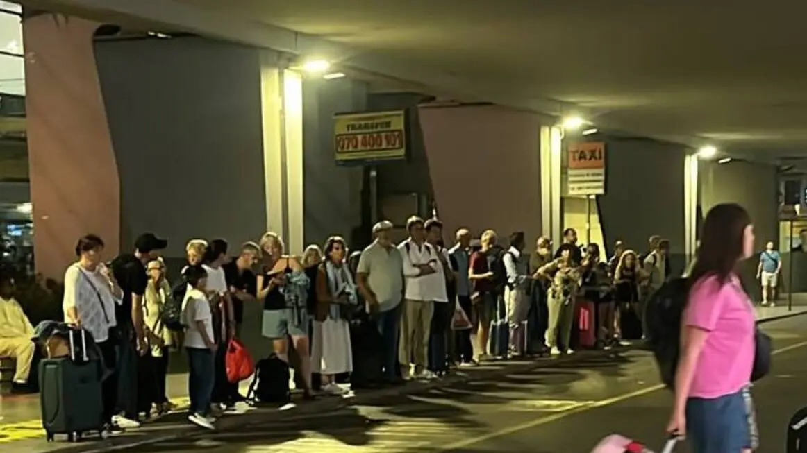 Taxi esclusi dall’aeroporto di Cagliari, passeggeri a piedi, proteste per servizio non funzionante