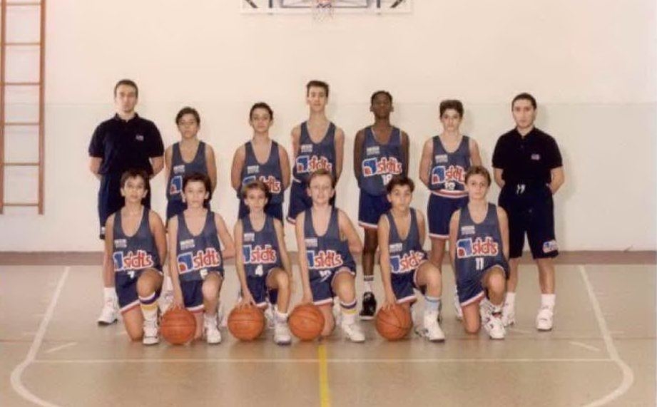 Kobe Bryant, quinto da sinistra, nella squadra giovanile della Sidis Reggio Emilia (foto Giampaolo Porcu)