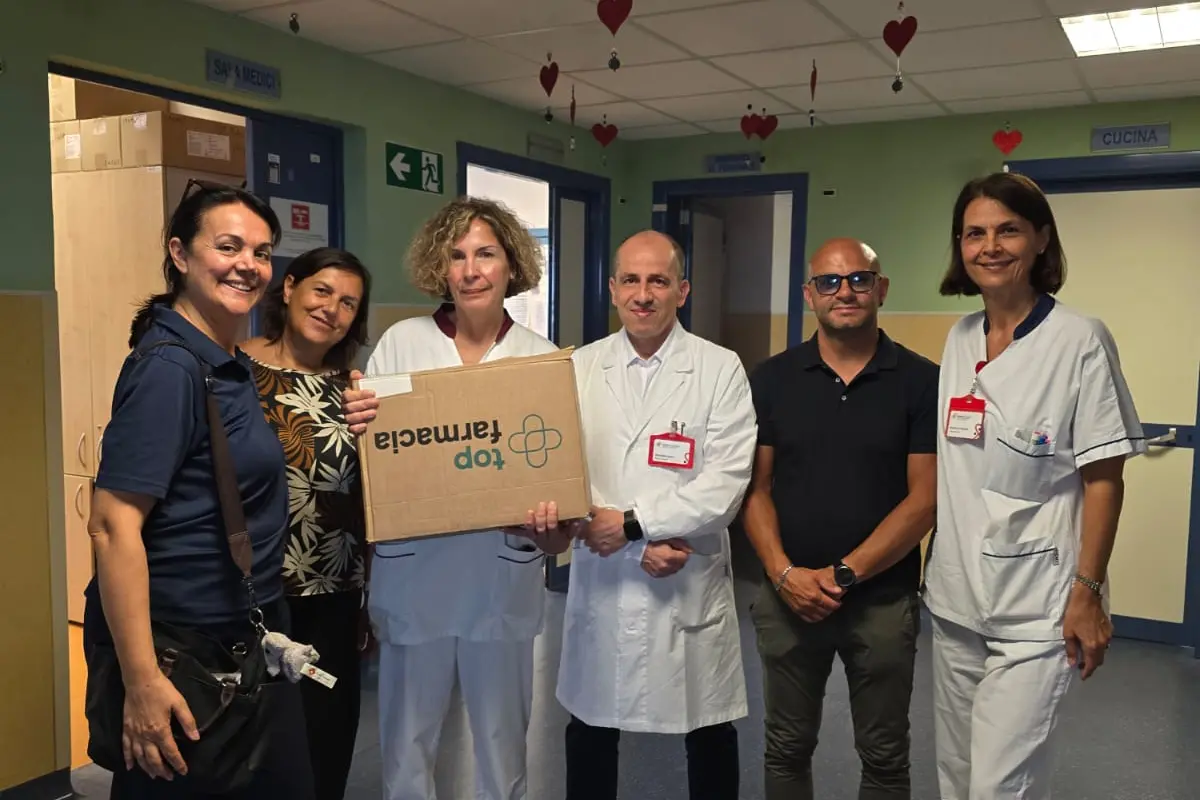 La consegna degli strumenti per le cure oncologiche