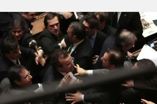 Rissa in aula tra Finiani e Lega