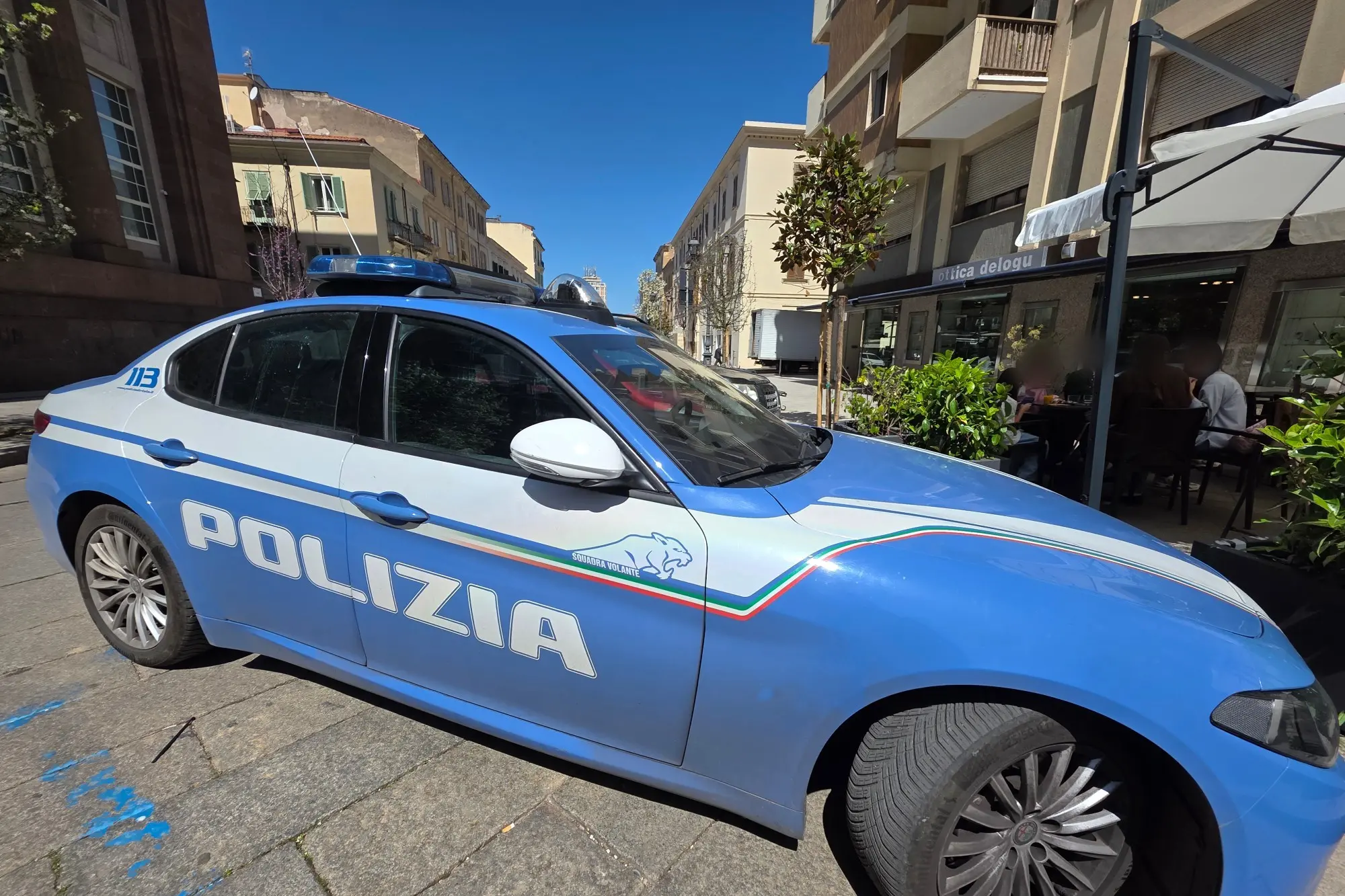 Volante davanti al tribunale