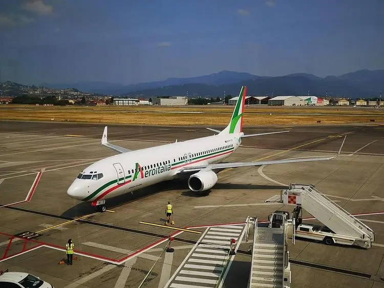 Paura sul volo Cagliari-Roma, aereo atterra con uno pneumatico squarciato: scatta la procedura d’emergenza