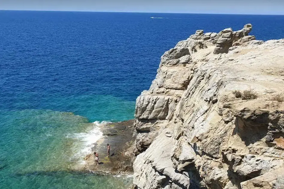 La scogliera della Buca delle Fate (foto Google Maps)