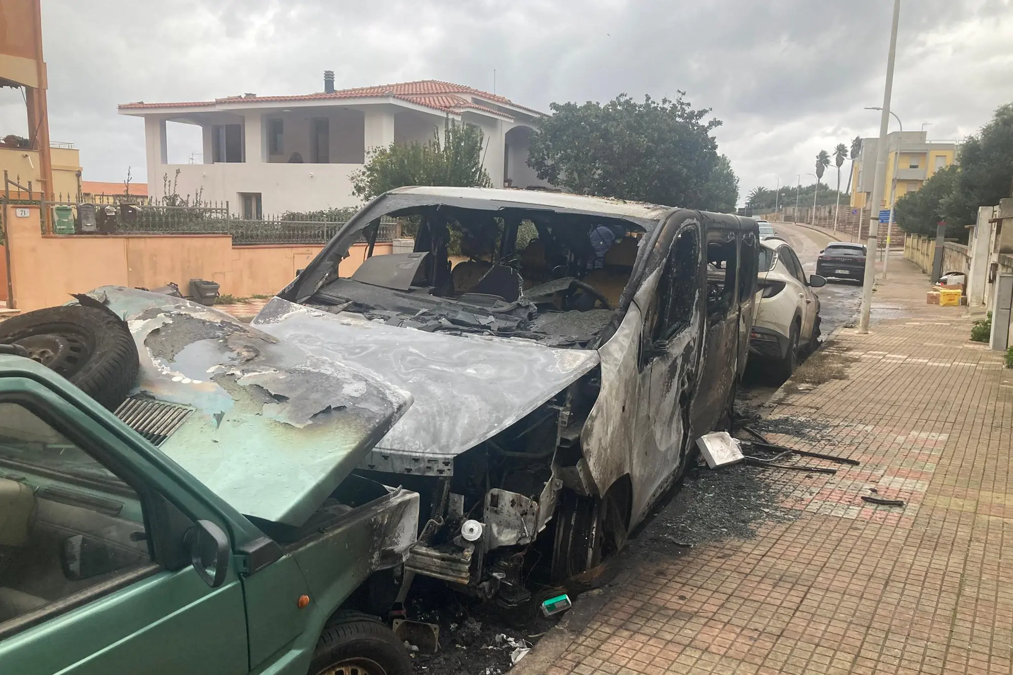 I mezzi bruciati in via Balai a Porto Torres (foto Pala)
