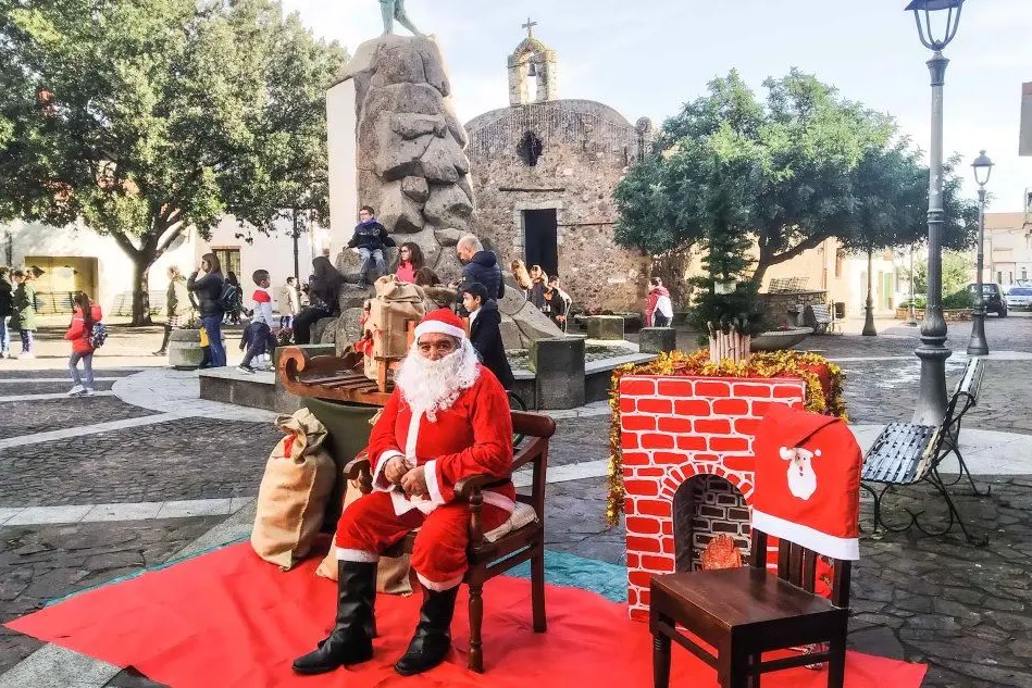 Babbo Natale in piazza Martiri (foto L'Unione Sarda - Cucca)