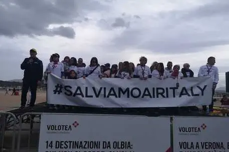Manifestazione lavoratori Air Italy a Olbia (foto Ansa)