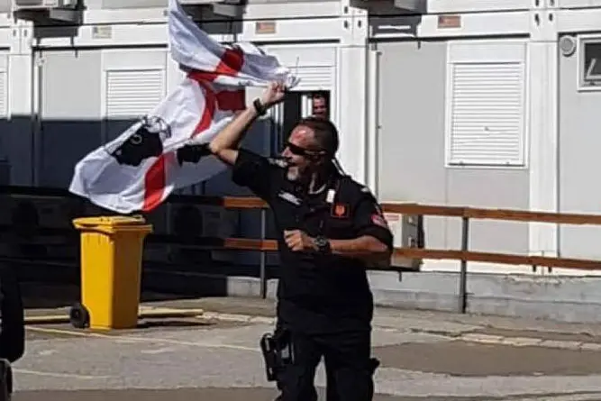 Gianni Falchi lascia Pristina con la bandiera dei Quattro mori (foto concessa)