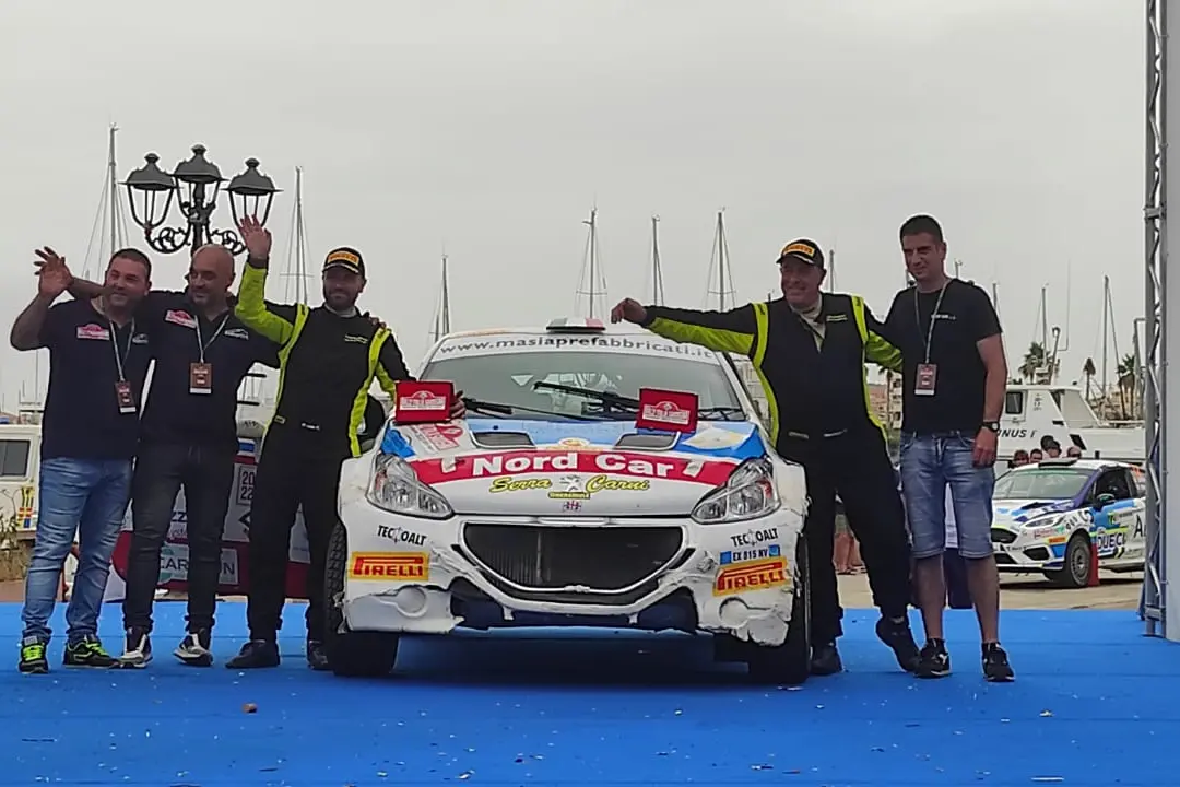 Francesco Marrone, unico pilota ad aver partecipato a tutte le edizioni del Rally Italia Sardegna, all’arrivo dell’edizione 2022 con Francesco Fresu (foto Vanna Chessa)
