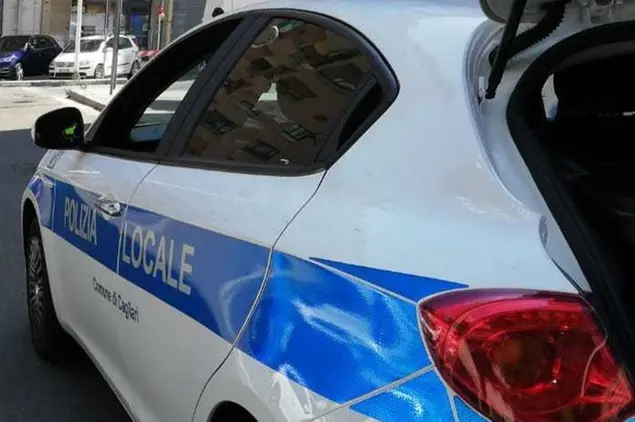 Un'auto della polizia locale (Archivio L'Unione Sarda)