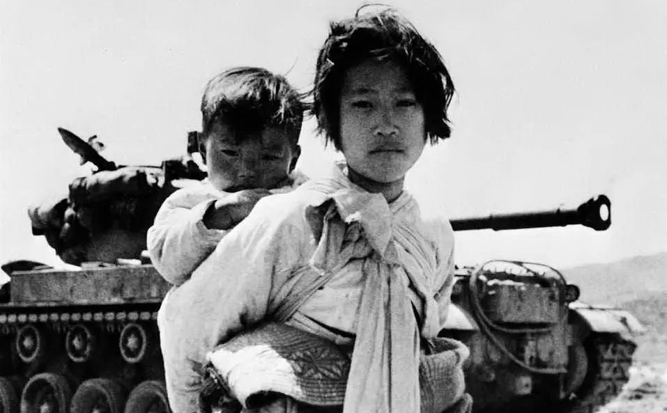 Due bimbi coreani a nord di Seul durante la guerra del 1951 © Courtesy UN Photo/United States Navy