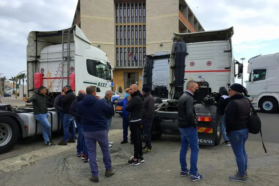 Alcune immagini della protesta degli autotrasportatori in Sardegna (archivio L'Unione Sarda)