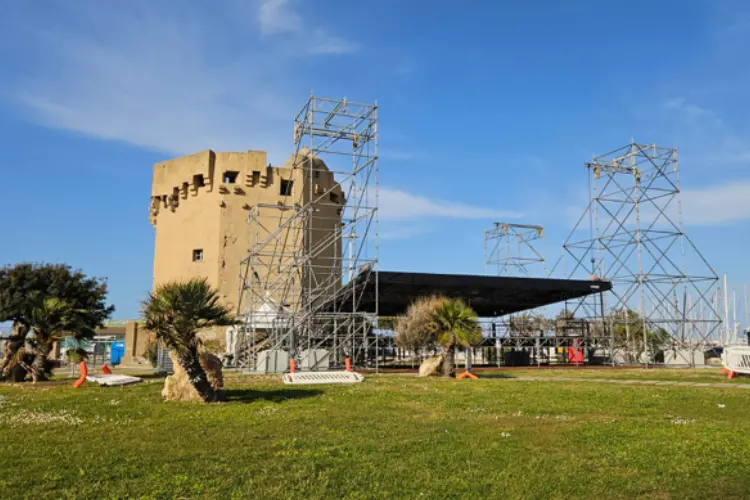 L'allestimento del palco a Porto Torres (foto Pala)
