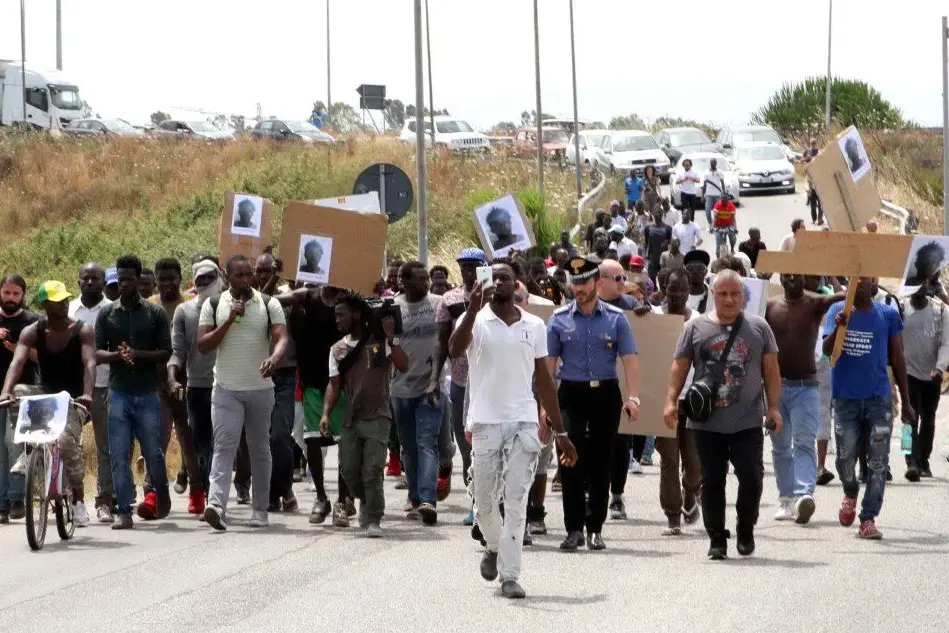 Migrante ucciso in Calabria, oggi lo sciopero dei braccianti