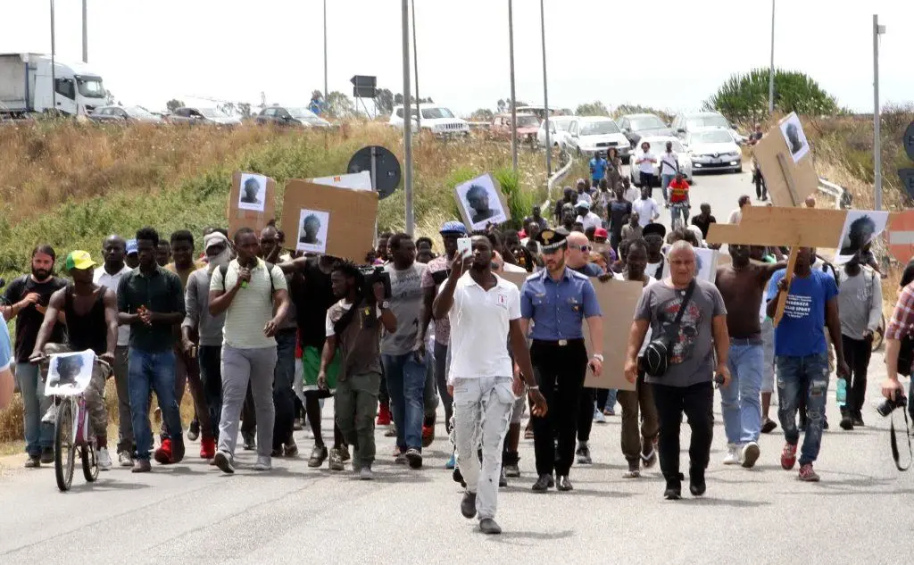 Migrante ucciso in Calabria, oggi lo sciopero dei braccianti