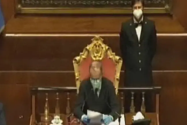 Roberto Calderoli presiede l'aula del Senato indossando la mascherina (frame video Senato)