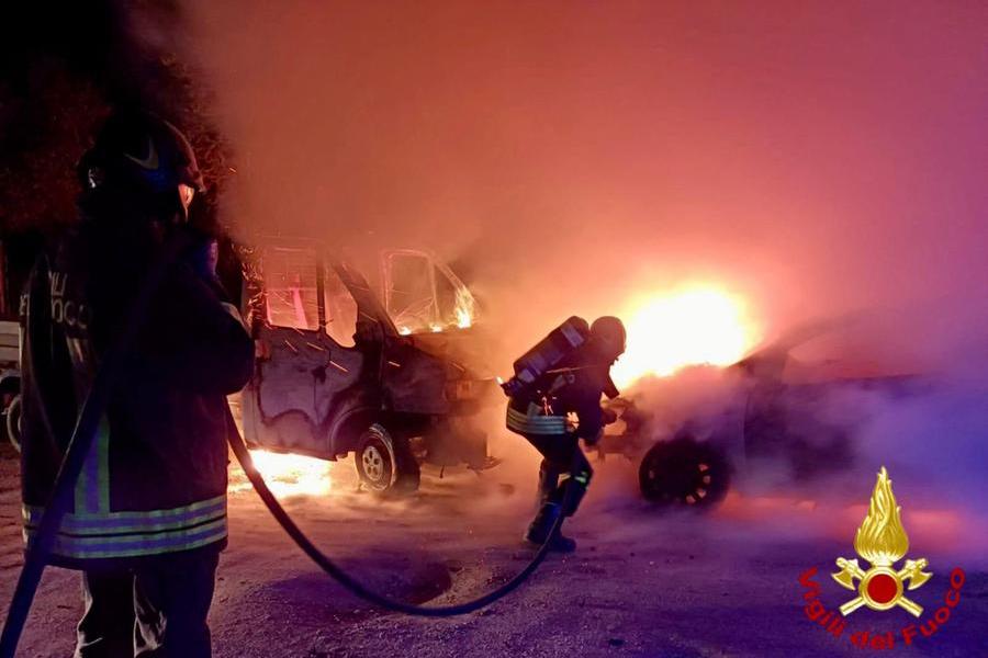 Olbia, due auto distrutte dalle fiamme: in corso gli accertamenti