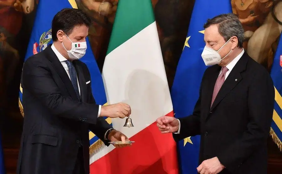 Mario Draghi subentra a Giuseppe Conte: il rituale della campanella