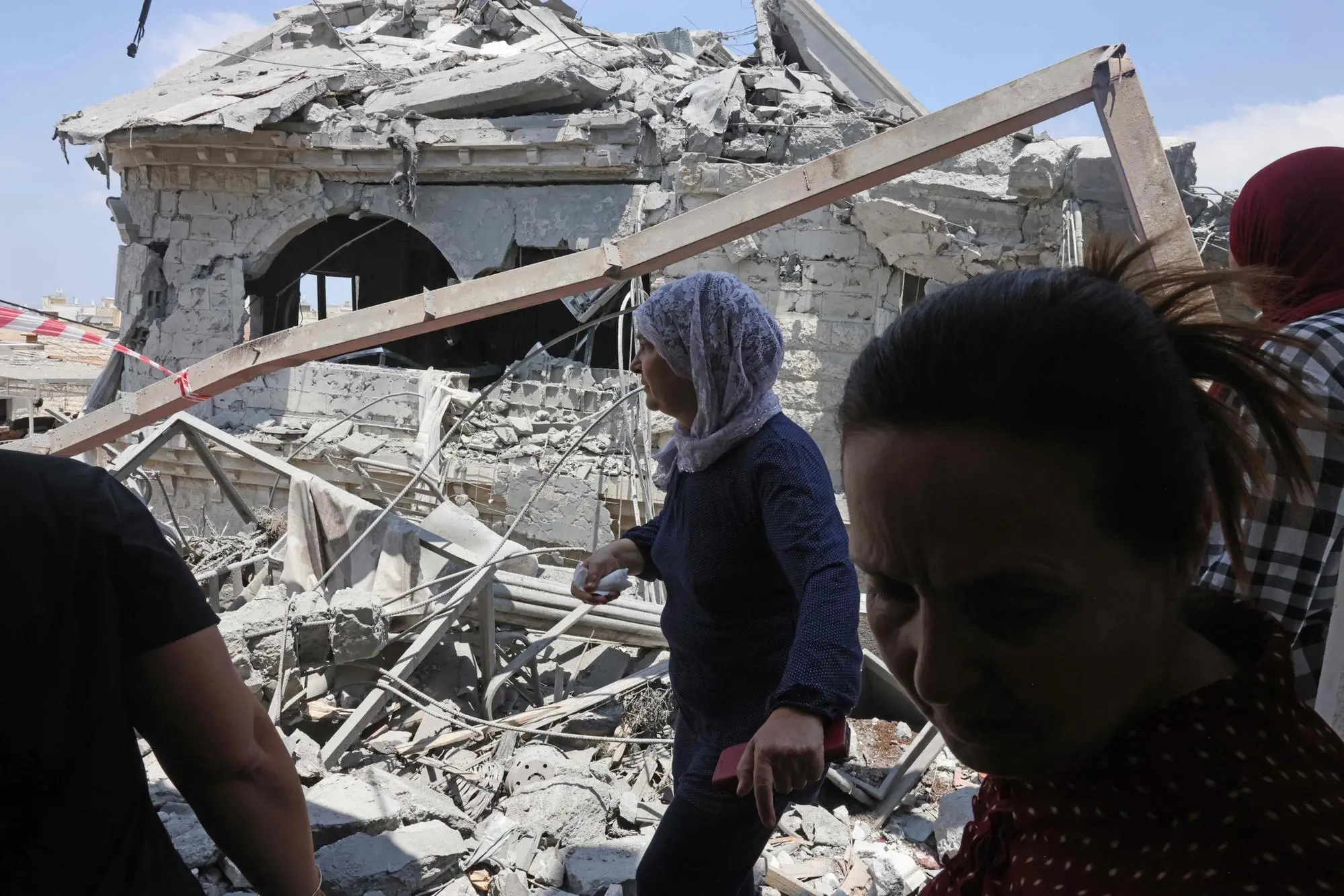 Un edificio distrutto da un missile iraniano a Tamra, in Israele (Ansa-Afp)