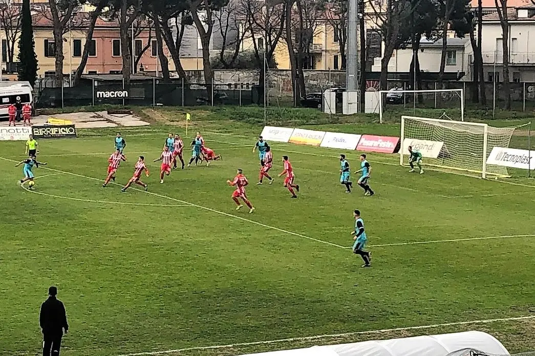Un'azione di Ragatzu, autore del gol segnato alla Vis Pesaro (foto Ilenia Giagnoni)