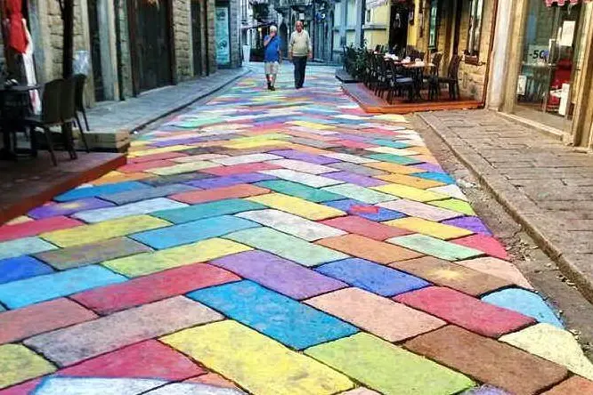 Corso Matteotti colorato con i gessetti (foto Pala)