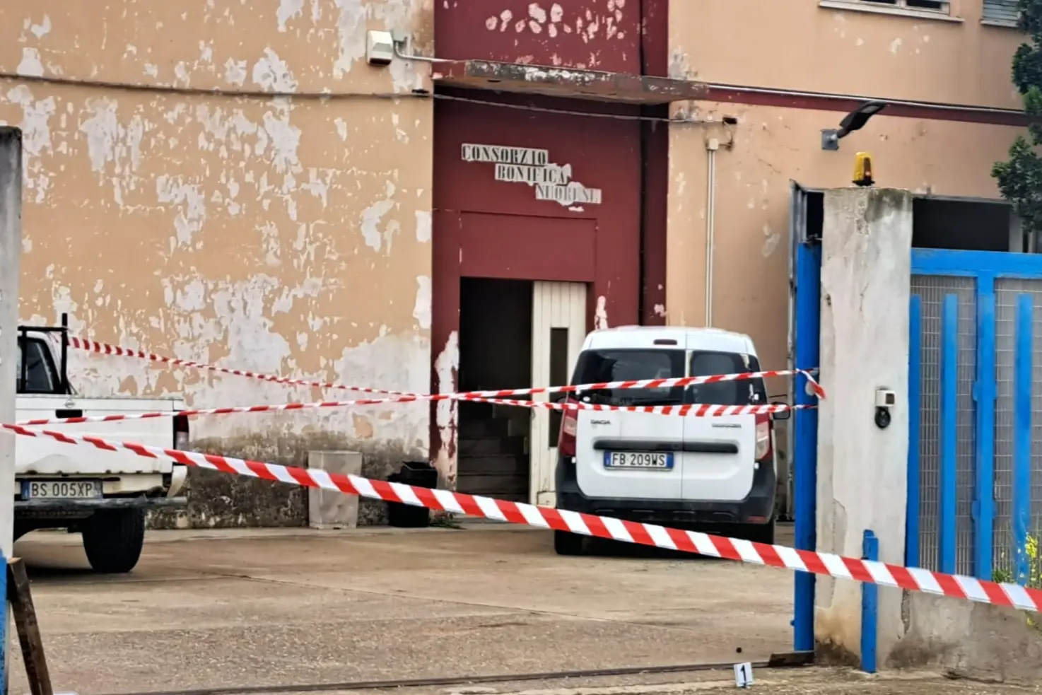 La sede del Consorzio di Bonifica della Sardegna centrale dopo gli spari (foto Canu)