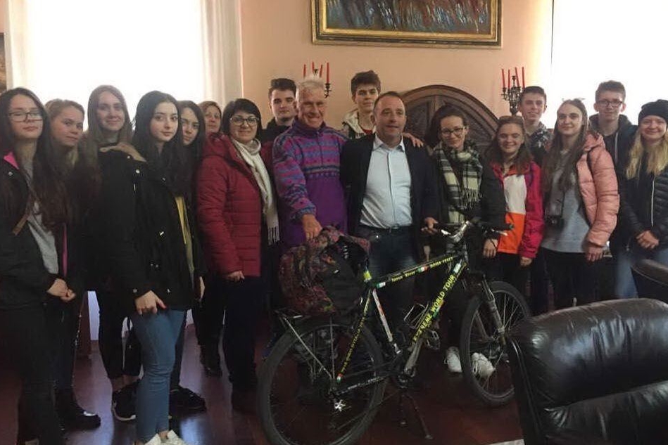 Gli studenti polacchi e il ciclista russo in visita al Comune di Oristano