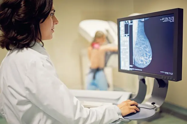 Mammografia (foto Ansa)