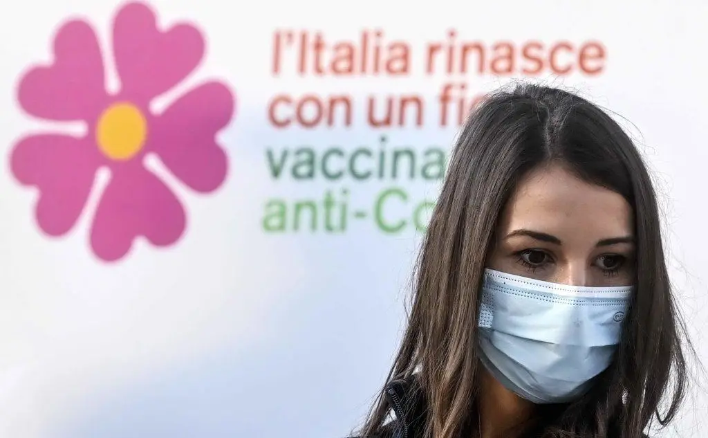 La prima infermiera vaccinata in Italia