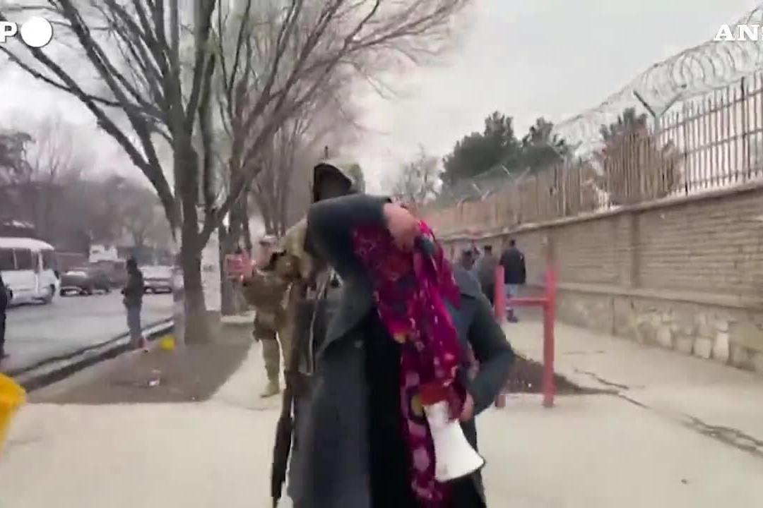 Kabul, i talebani usano lo spray al peperoncino contro alcune manifestanti