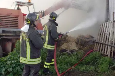 Vigili del fuoco al lavoro in una foto d'archivio