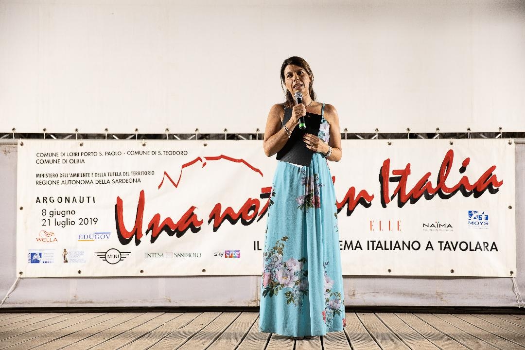 La conduttrice del Festival del cinema di Tavolara Geppi Cucciari (foto Festival del cinema di Tavolara)