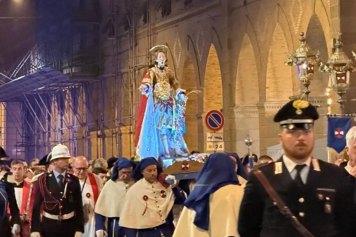 Il simulacro di Sant'Efisio in via Roma portato in spalla dai confratelli (foto Mauro Madeddu)