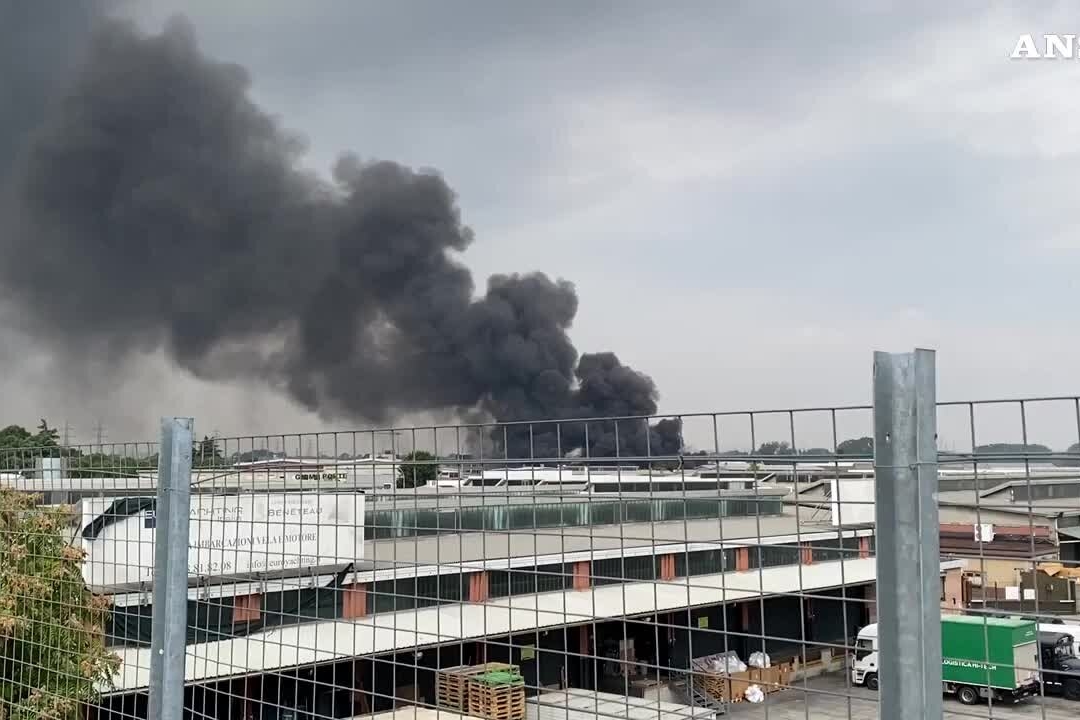 Milano, incendio in un'azienda petrolchimica: feriti e fumo nero