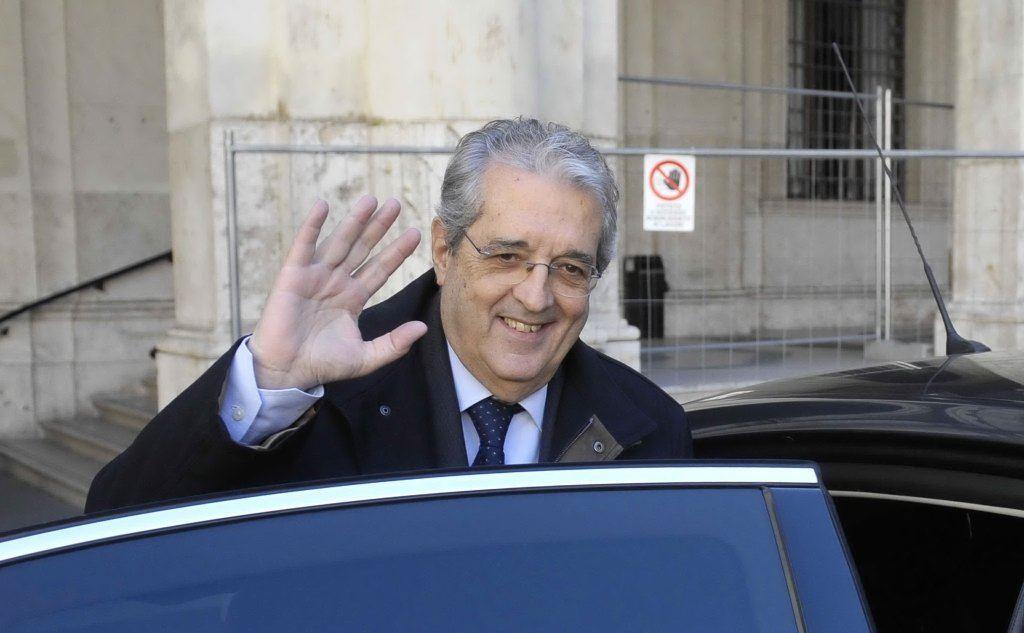 Il Ministro Fabrizio Saccomanni lascia la sede del Ministero dell'Economia al termine del passaggio di consegne con il nuovo ministro Pier Carlo Padoan, è il febbraio 2014