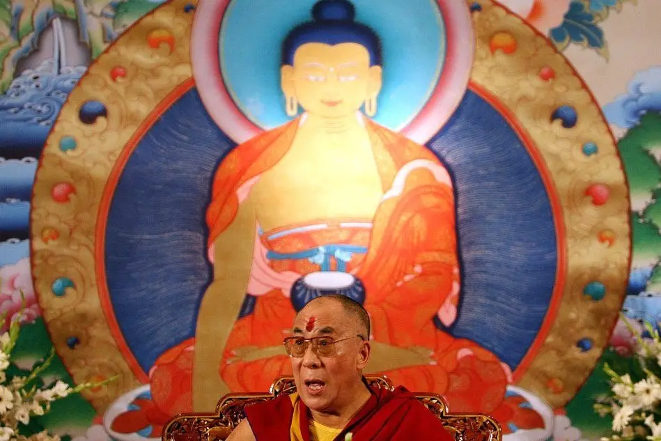 Il Dalai Lama, guida spirituale dei buddisti tibetani (Ansa - Harish Tyagi)