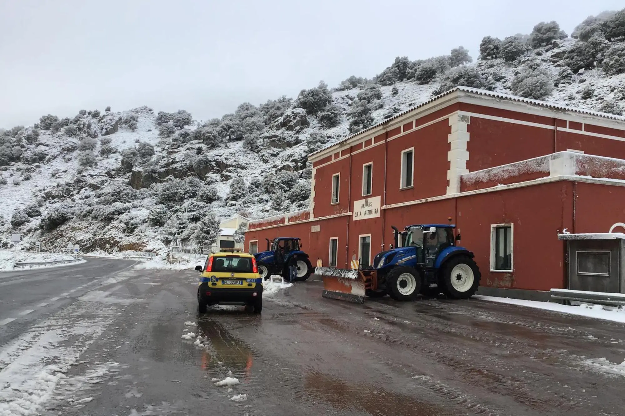 Mezzi dell'Anas in azione nel Nuorese (Ansa)