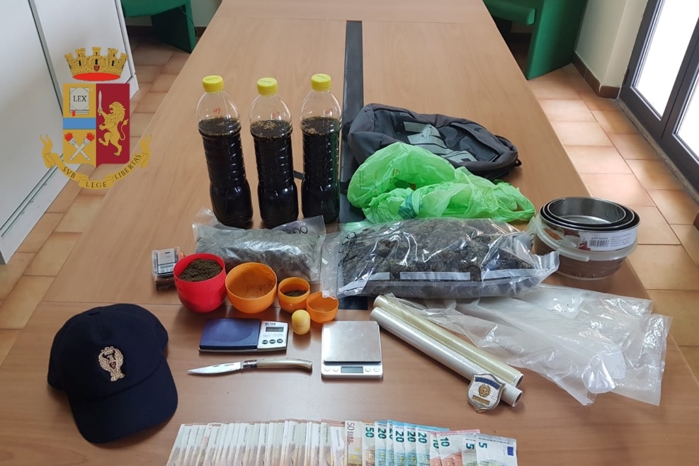 Il materiale sequestrato dalla polizia di Iglesias (foto polizia)