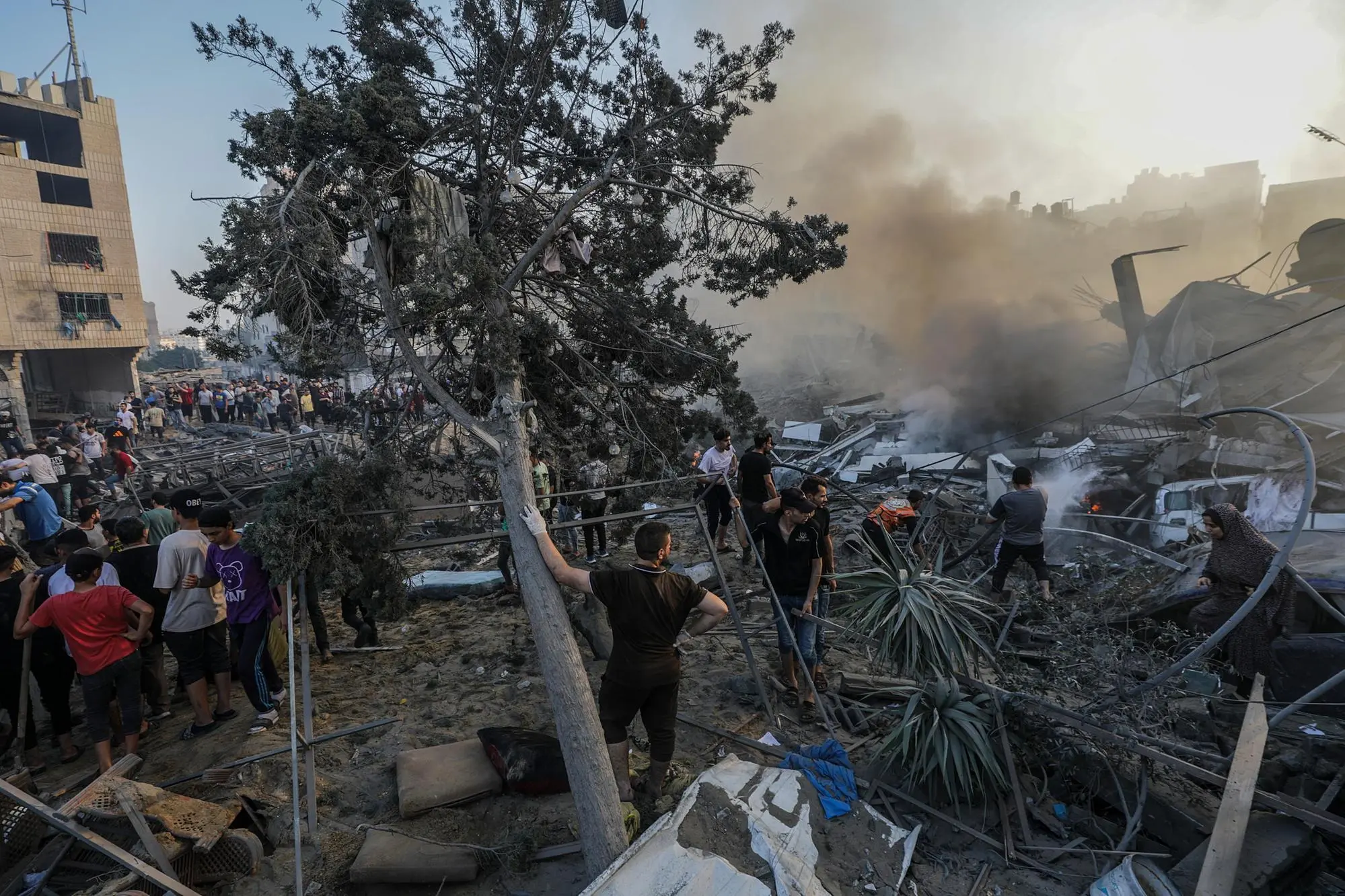 Danni dopo un raid nella Striscia di Gaza (Ansa-Epa)