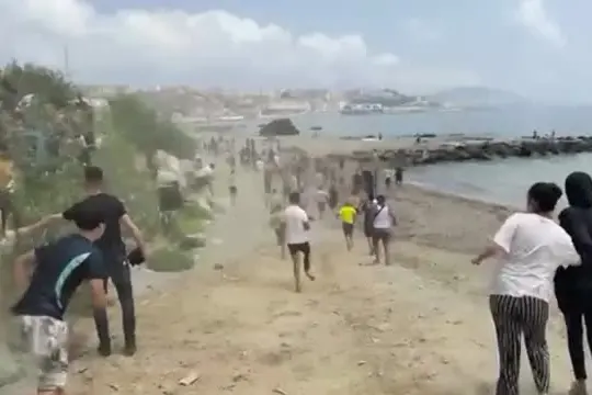 Marocco, centinaia di migranti arrivano nell'enclave spagnola di Ceuta