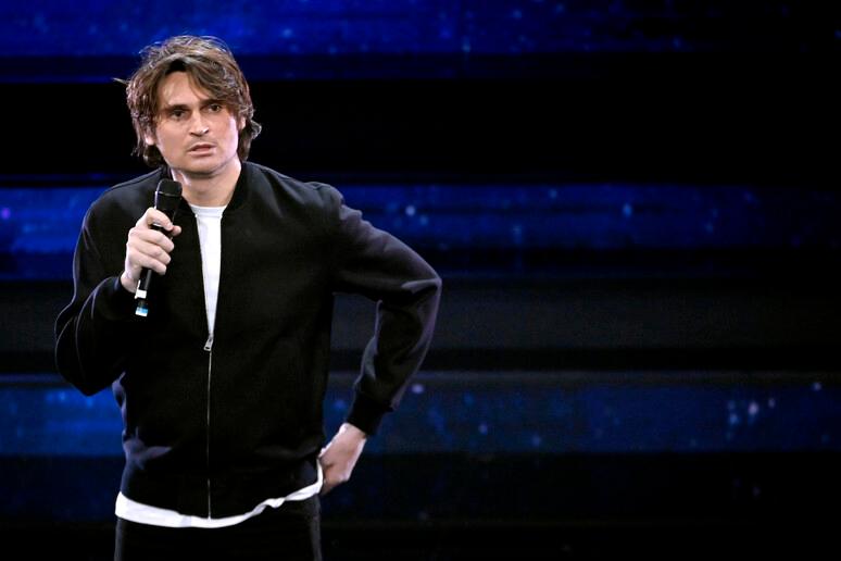 Angelo Duro a Cagliari: quattro repliche del suo ultimo spettacolo “Ho tre belle notizie”