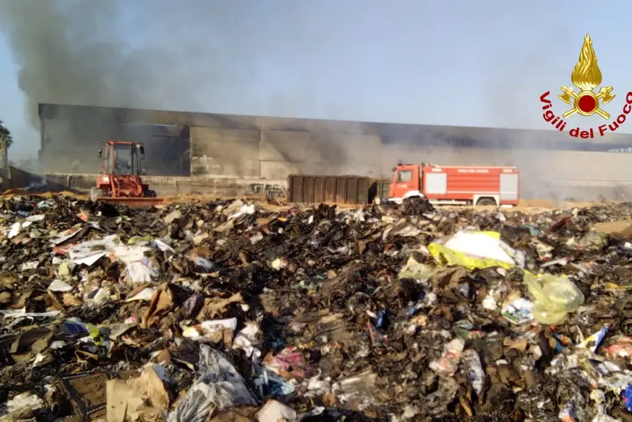 Incendio a Truncu Reale, vigili del fuoco in azione (foto vigili del fuoco)