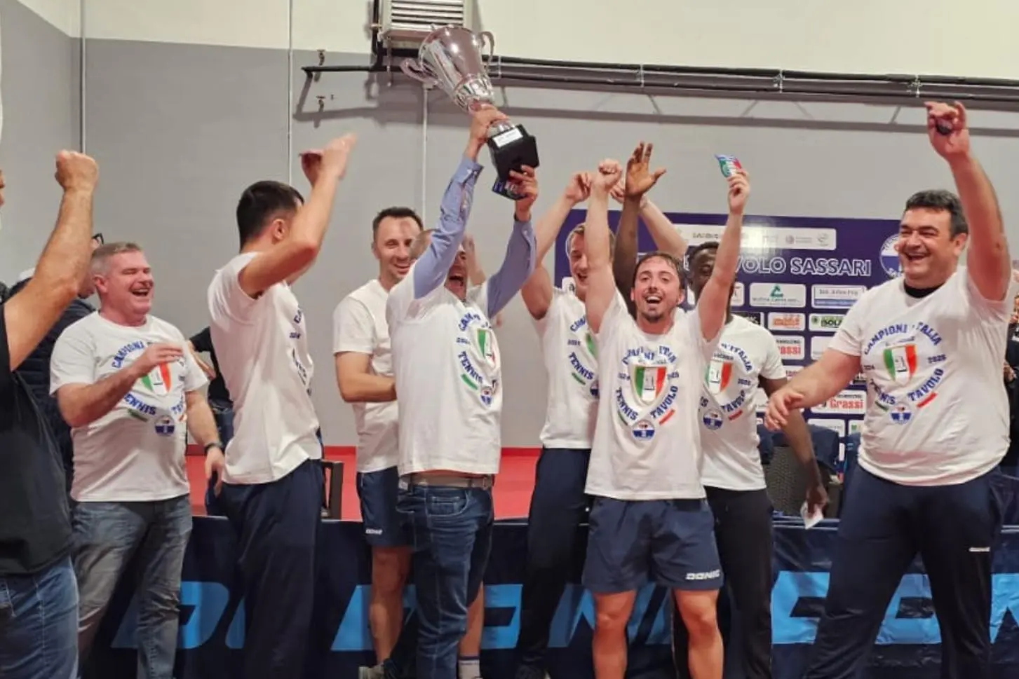Il TT Sassari ha vinto lo scudetto, il presidente Cilloco solleva la Coppa (Foto concessa da Ufficio Stampa TT Sassari)