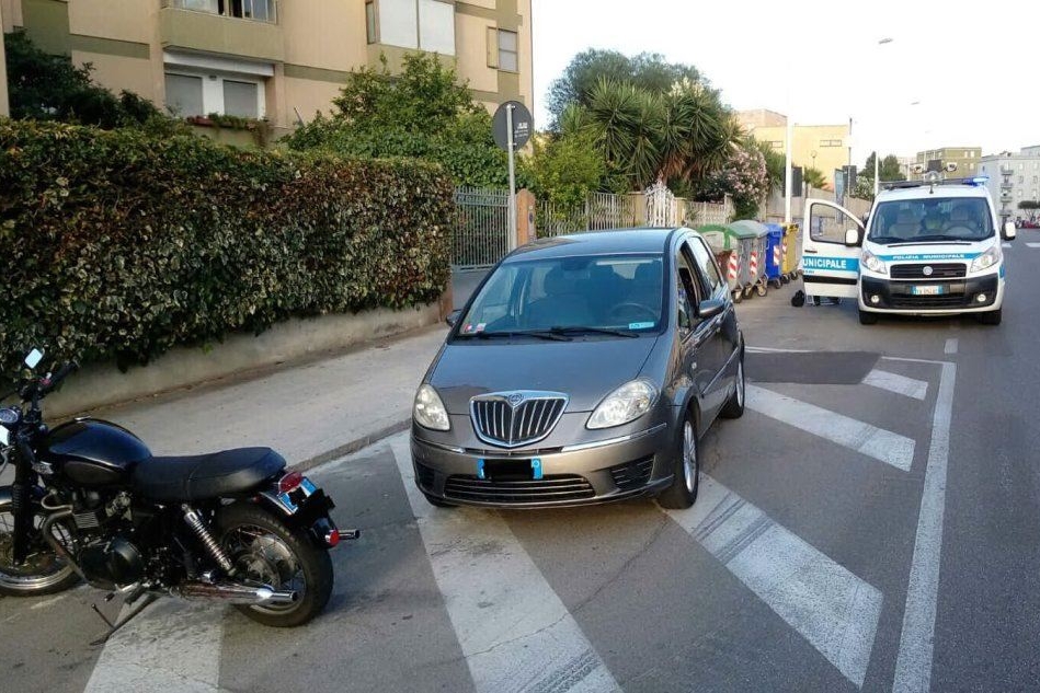 Cagliari, incidente in via Vesalio: scontro auto-moto, un ferito