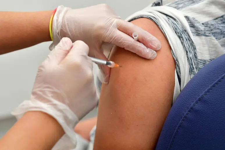 Vaccinazione (foto Ansa)