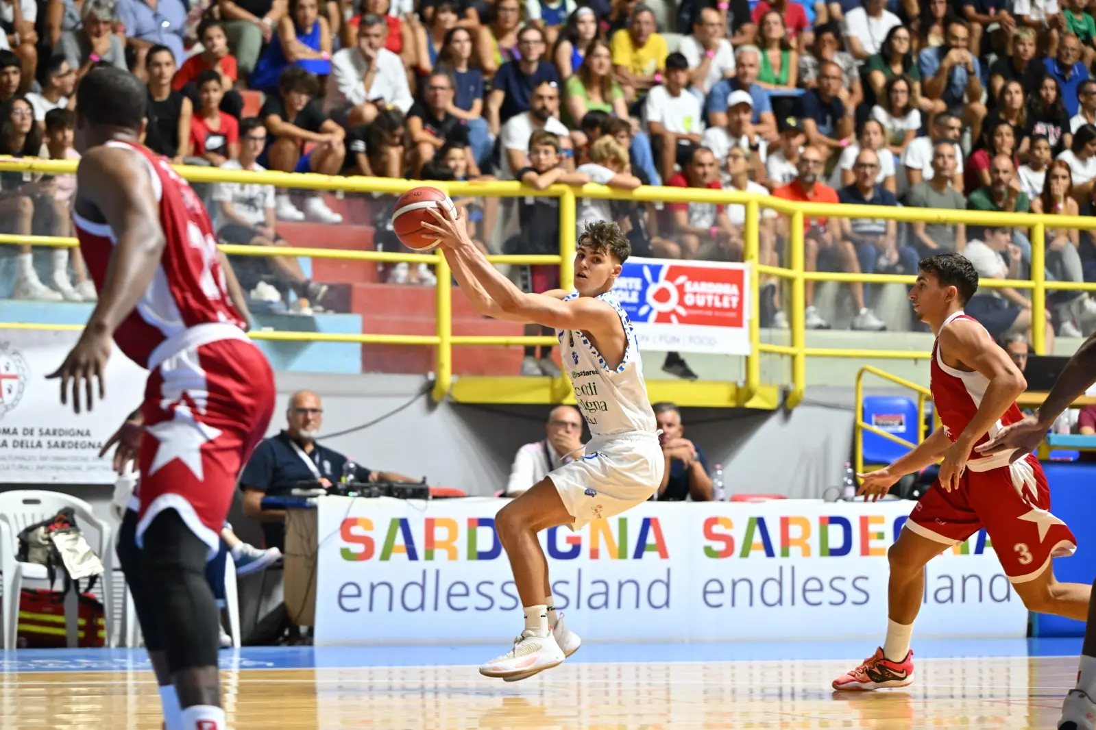 Il giovane sassarese Riccardo Pisano in azione durante la finale del "City of Cagliari" tra Banco di Sardegna e EA7 Milano (foto Andrea Chiaramida)