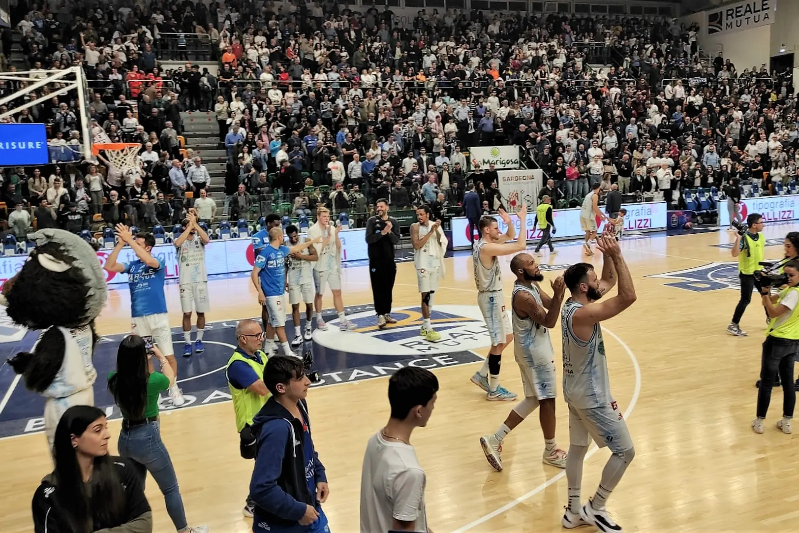 Il saluto finale della Dinamo ai tifosi (foto G. Marras)
