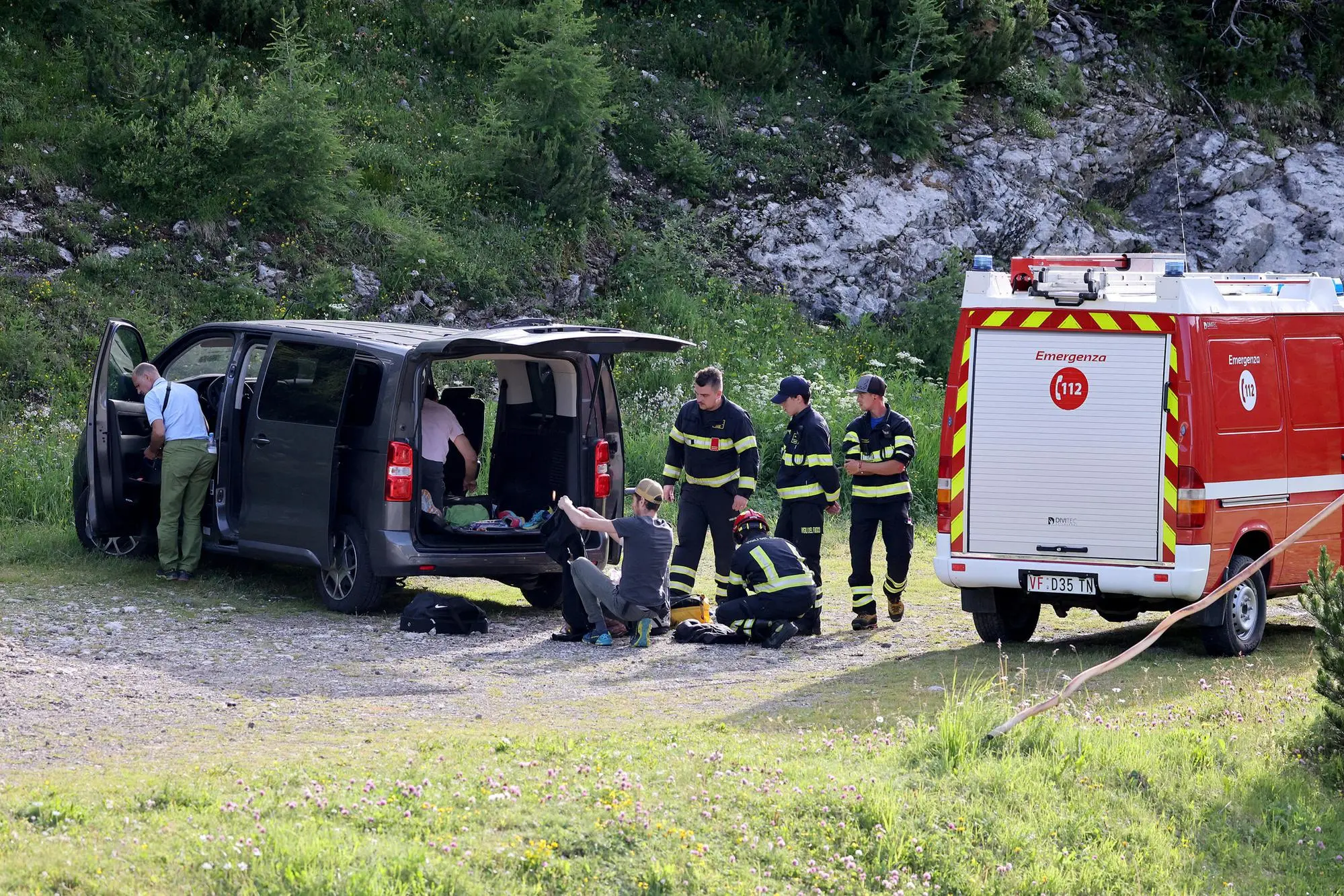 Continuano le ricerche delle persone coinvolte nella valanga sul ghiacciaio della Marmolada a Canazei (Ansa - Solero)