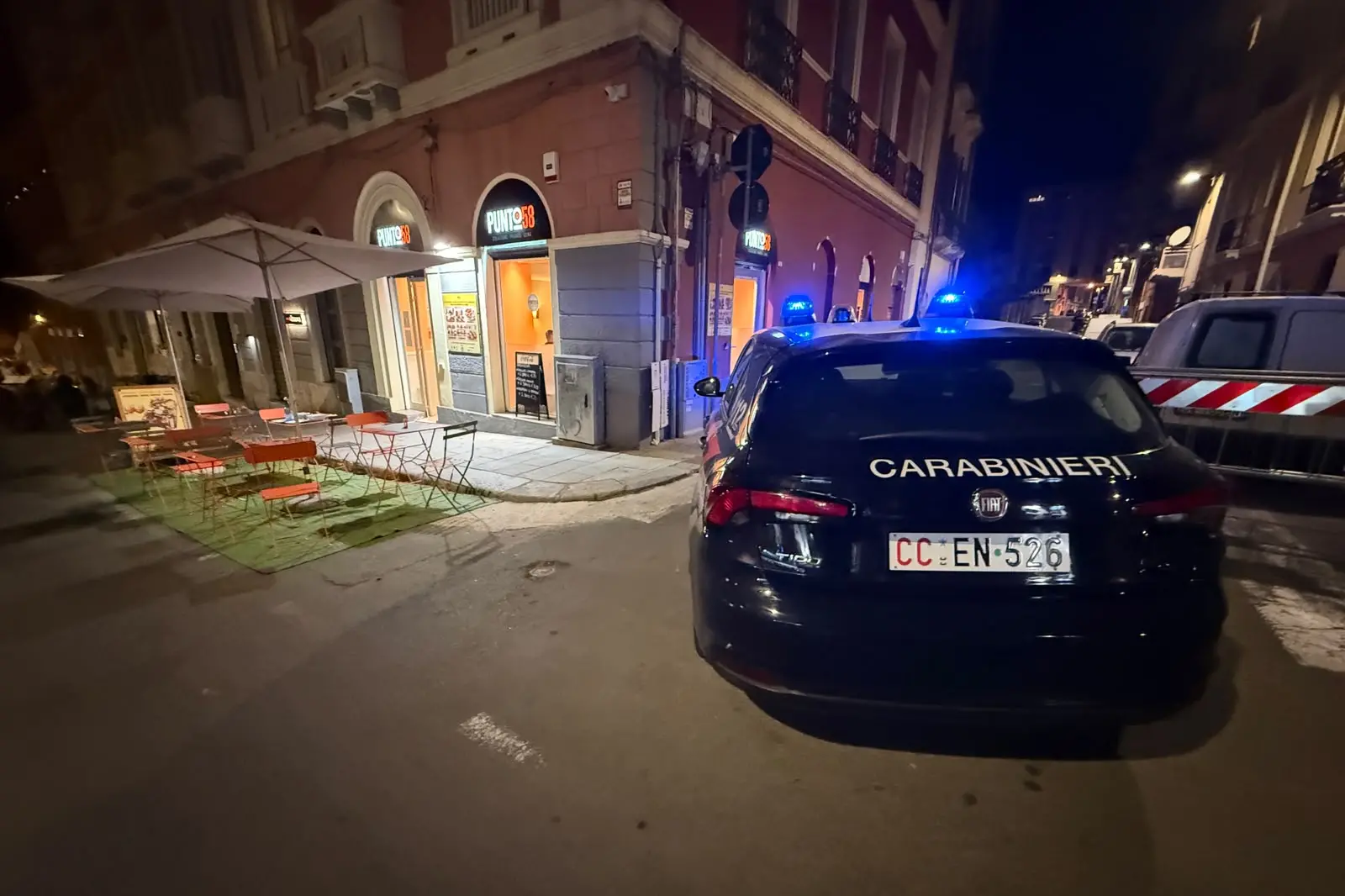 Carabinieri in via Sassari a Cagliari dopo lo scippo (foto di Gianluigi Deidda)