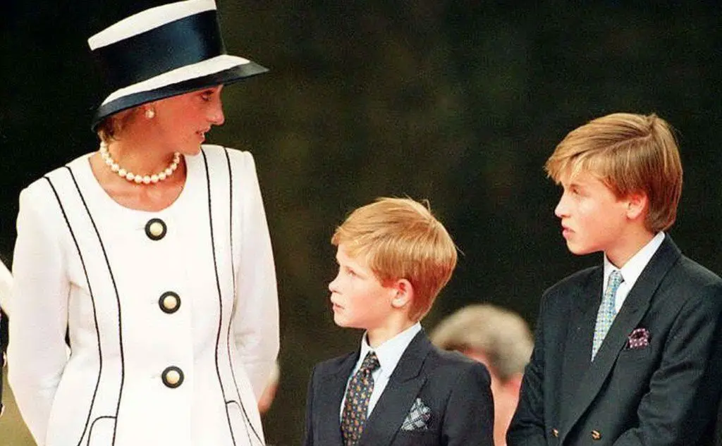 Insieme alla madre, lady Diana, e al fratello