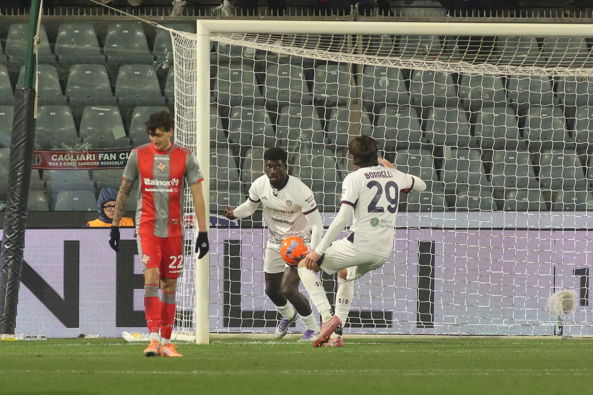 Cagliari Calcio's Michel Ndary Adopo celebrates after scoring during the italian soccer,Serie A match between US Cremonese vs Cagliari Calcio on January 08, 2026 at the Giovanni Zini stadium in Cremona, Italy. ANSA/Davide Casentini